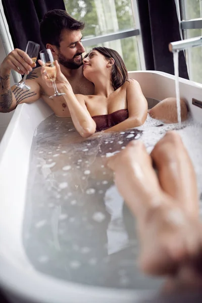 Joven Hermoso Hombre Mujer Está Disfrutando Baño Abrazo Besos Burbujas —  Fotos de Stock