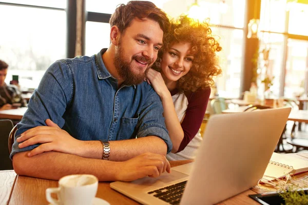 Young Man Woman Looking Laptop Break Cafe — Stock Photo, Image