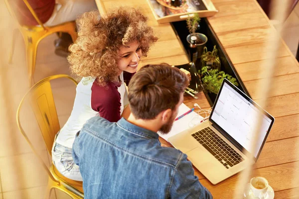 Coppia Apprendimento Insieme Sul Computer Portatile Studente Ristorante Vista Posteriore — Foto Stock