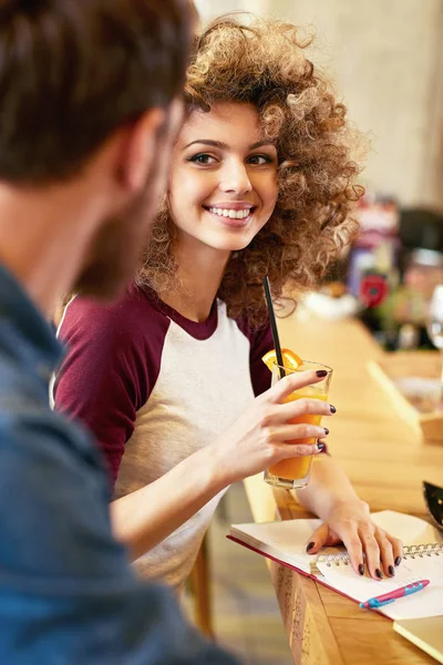 Sonriente Chica Rizada Bebiendo Jugo Naranja Restaurante —  Fotos de Stock