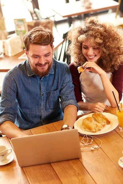 Hombre Mujer Comen Trabajan Portátil Restaurante —  Fotos de Stock