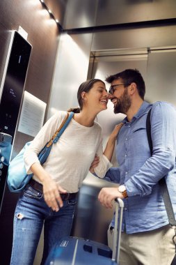 Gülümseyen genç gezginler erkek ve kadın ile bavul içinde lif