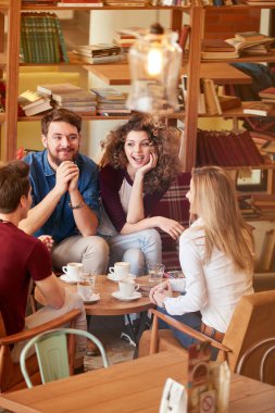 İki genç çift kafede konuşmayı birlikte