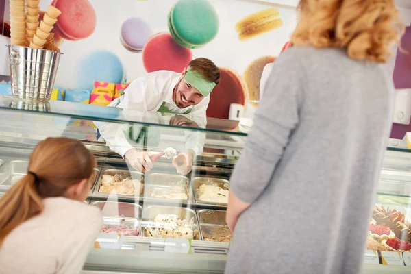 菓子店主はアイスクリームと女の子を提供しています — ストック写真