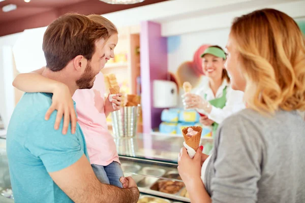 Young Family Pastry Shop — Stock Photo, Image