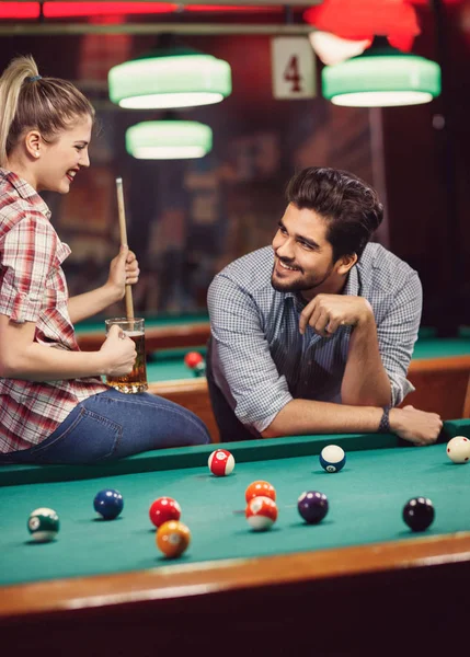 Flört Içinde Bar Oyun Bilardo Birlikte Genç Çift — Stok fotoğraf