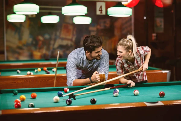 Bilhar Jogo Sorrindo Casal Passar Tempo Juntos — Fotografia de Stock