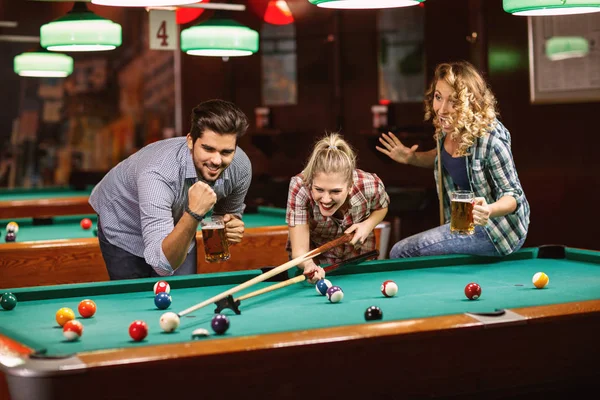 Jeu Billard Jeunes Amis Jouant Billard Dans Pub — Photo