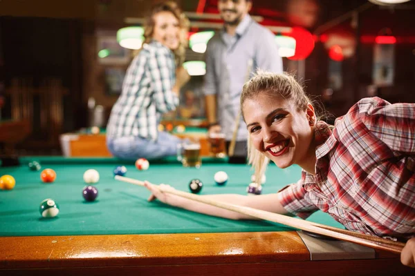 Jovem Sorrindo Menina Jogando Bilhar Clube — Fotografia de Stock