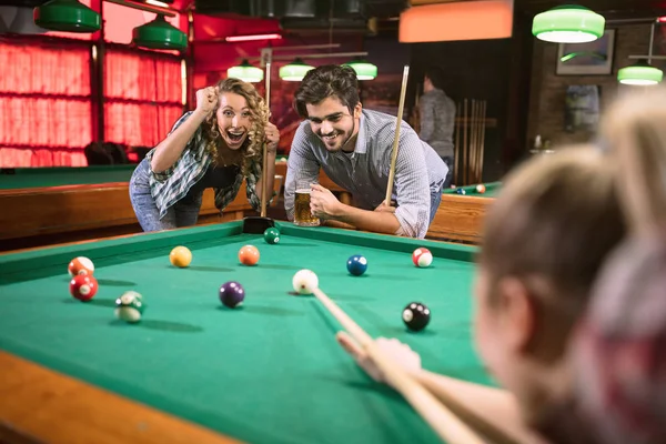 Grup Arkadaşları Için Bilardo Hedefleyen Süre Tezahürat Arkadaşlar Bal — Stok fotoğraf