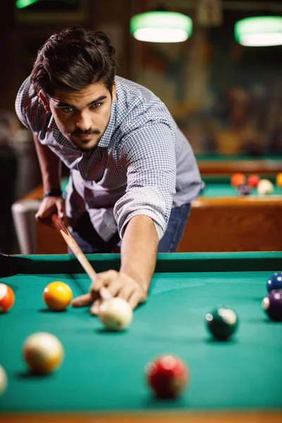 Jeu Billard Jeune Homme Jouant Snooker Dans Club — Photo