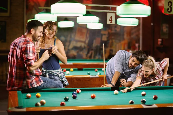 在酒吧里和朋友玩台球乐趣 — 图库照片
