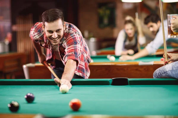 Sorrindo Homem Gostando Jogar Bilhar Bar — Fotografia de Stock