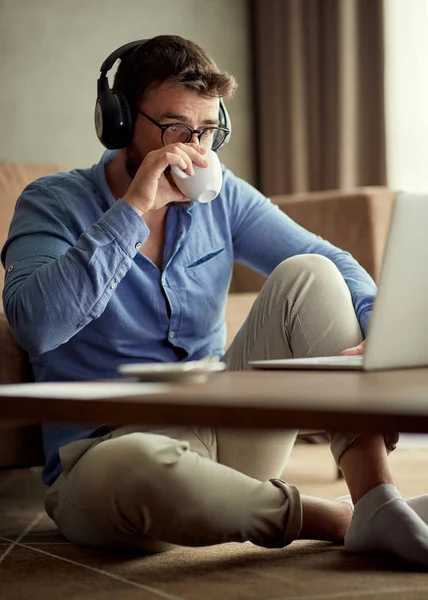 Junge Leute Arbeiten Hause Geschäftsmann Benutzt Laptop Und Trinkt Kaffee — Stockfoto