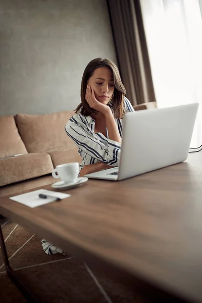 Jonge Mooie Vrouw Werkt Voor Een Computer Vanuit Een Huis — Stockfoto