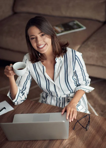 Sorrindo Menina Moderna Usando Computador Portátil Beber Café — Fotografia de Stock