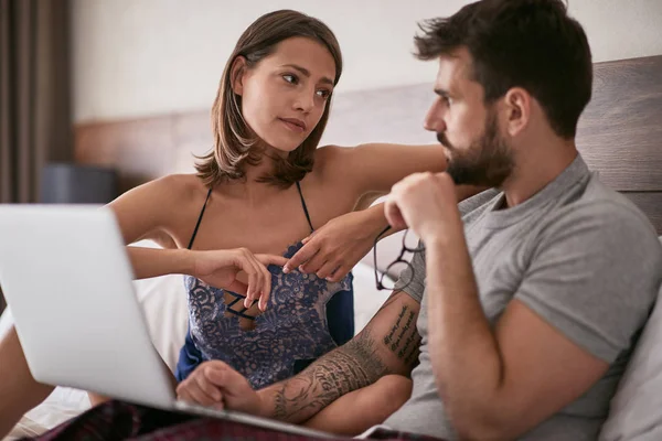 Nešťastný Mladík Žena Posteli Notebookem — Stock fotografie