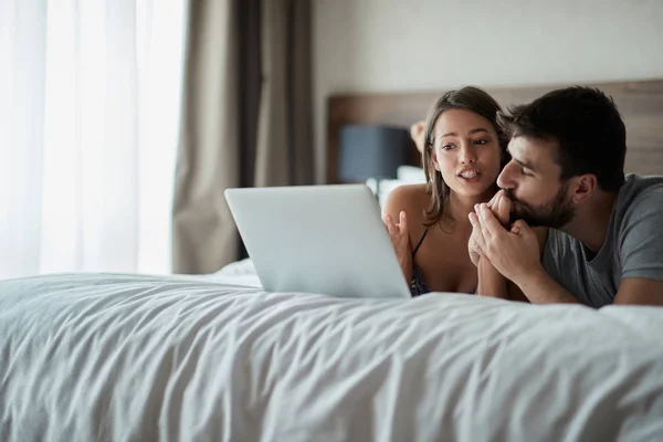 Pareja Casa Navegar Por Red Cama Por Mañana — Foto de Stock