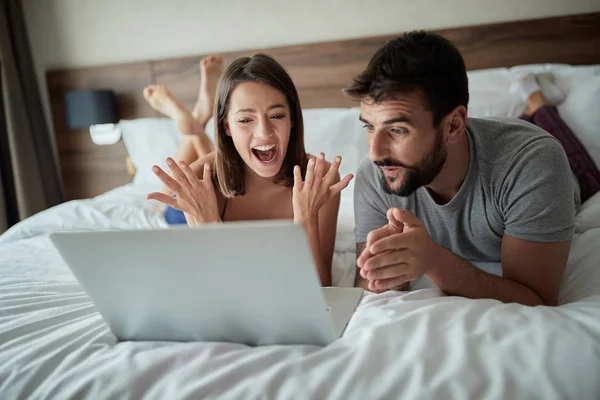 Gelukkig Jonge Man Vrouw Plezier Bed Samen — Stockfoto