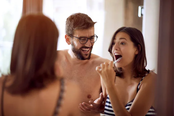 Casal Feliz Escovando Dentes Banheiro — Fotografia de Stock