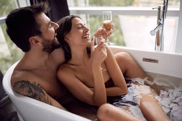 Hermosa Pareja Sonriente Está Bañándose Juntos Bebiendo Champagn —  Fotos de Stock