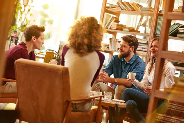 Groupe Étudiants Discutant Buvant Café Cafétéria — Photo