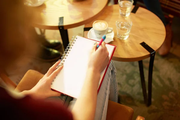 Close Notebook Mãos Estudantes Café — Fotografia de Stock