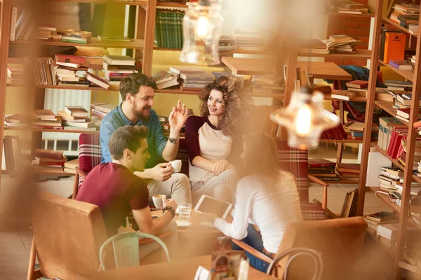 Zwei Junge Männer Und Frauen Gespräch Der Bibliothek — Stockfoto