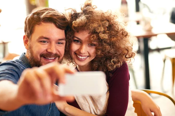 Güzel Kıvırcık Kadın Erkek Selfie Içinde Yapma — Stok fotoğraf