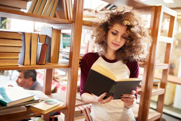 Kvinna Läsa Bok Biblioteket — Stockfoto