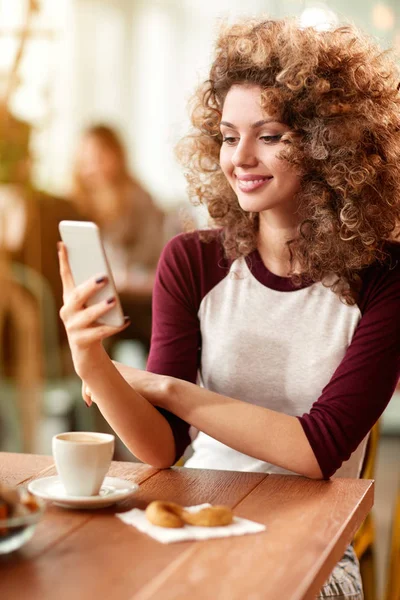 Curly Young Woman Cell Phone Restaurant — Stock Photo, Image