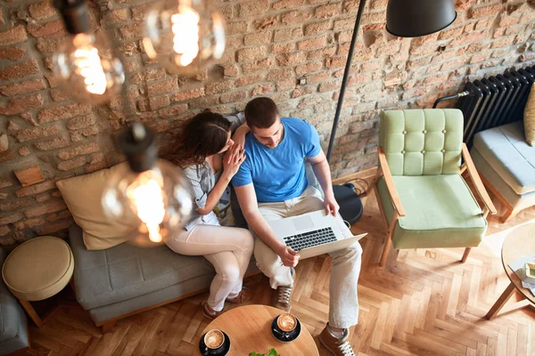 Ungt Par Kärlek Tittar Laptop — Stockfoto