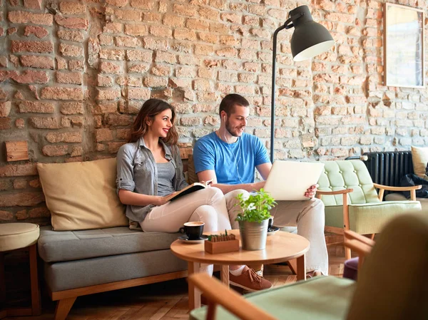 Jonge Man Vrouw Internetcafé Luisteren Muziek Van Laptop — Stockfoto