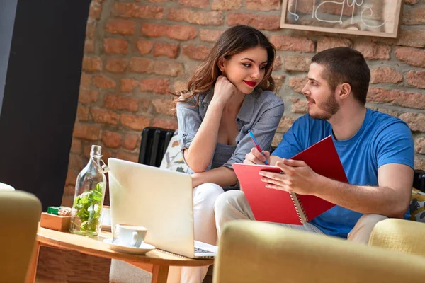 Estudantes Casal Falando Sobre Exame Cafetaria — Fotografia de Stock