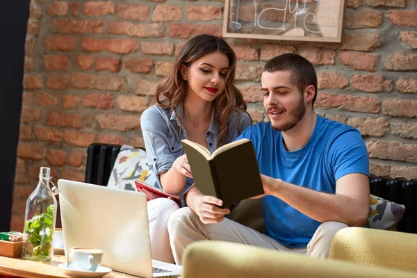 Student Couple Learn Together Cafe — Stock Photo, Image