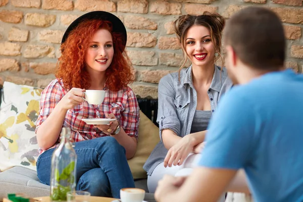 Dos Chicas Con Hombre Toman Café Cafetería — Foto de Stock