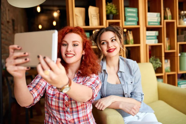 Sorrindo Mulheres Atraentes Tomando Selfie — Fotografia de Stock