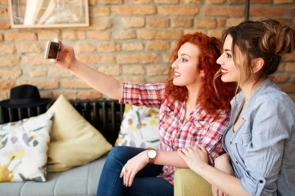 Fiatal Lányok Selfie Együtt Caf — Stock Fotó