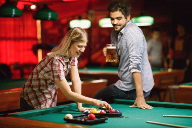 Billiard oyunu - oyun başlangıç için sıralama topları genç Çift