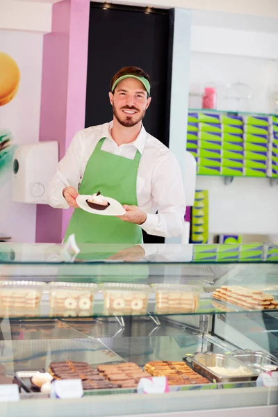 Ζαχαροπλαστειο Πωλητής Δείχνει Ωραίο Cupcake Στο Πιάτο — Φωτογραφία Αρχείου