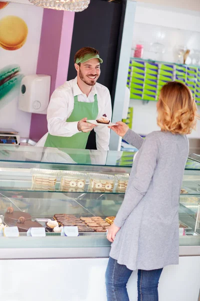 Verkäufer Süßwarenladen Schenkt Kundin Tasse Kuchen — Stockfoto