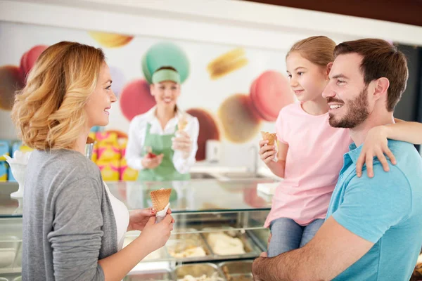 Family Confectionery Takes Ice Cream — Stock Photo, Image