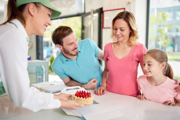 Giovane Famiglia Che Acquista Torta Fragole Nel Negozio Dolciumi — Foto Stock