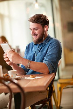 Genç adamla cep telefonu kafede hoş iletişim 