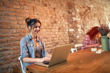 gülümseyen kız kastamonuda laptop Cafe