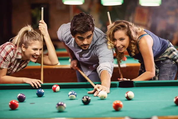 Grupo Amigos Disparando Pelota Billar Jugando Billar Juntos —  Fotos de Stock