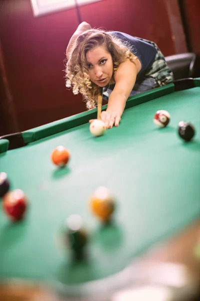 Vacker Ung Kvinna Som Syftar Till Att Snooker Som Sköt — Stockfoto