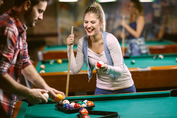 Início Jogo Bilhar Homem Jovem Mulher Flertando Enquanto Joga Snooker — Fotografia de Stock