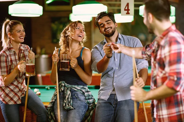 Amigos Divirtiéndose Jugando Billar Bar — Foto de Stock