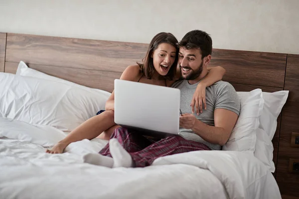 Jovem Casal Feliz Deitado Uma Cama Com Computador Casal Bonito — Fotografia de Stock